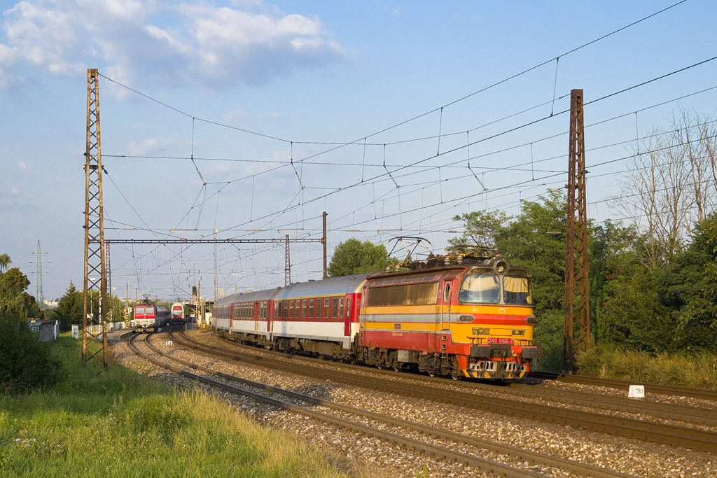 Am 7. September 2016 war 240 068 mit R 840 „Urpín“ von  Banská Bystrica nach Bratislava hl.st. unterwegs und hat hier soeben den letzten planmäßigen Zwischenhalt des Zuglaufs, Bratislava-Vinohrady verlassen. 

Ebenfalls im Bahnhof Vinohrady stehen gleichzeitig der R 608 „Spišan“ aus Košice sowie Os 3029 nach Leopoldov.