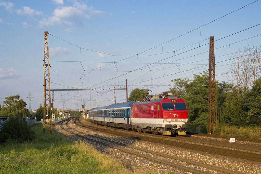 Am 7. September 2016 war 350 002 mit der ehrenvollen Aufgabe der Führung des EC 272  Csárdás  von Budapest Keleti Pályaudvar nach Praha hlavní nádraží betraut und konnte von mir bei Bratislava-Vinohrady festgehalten werden. 