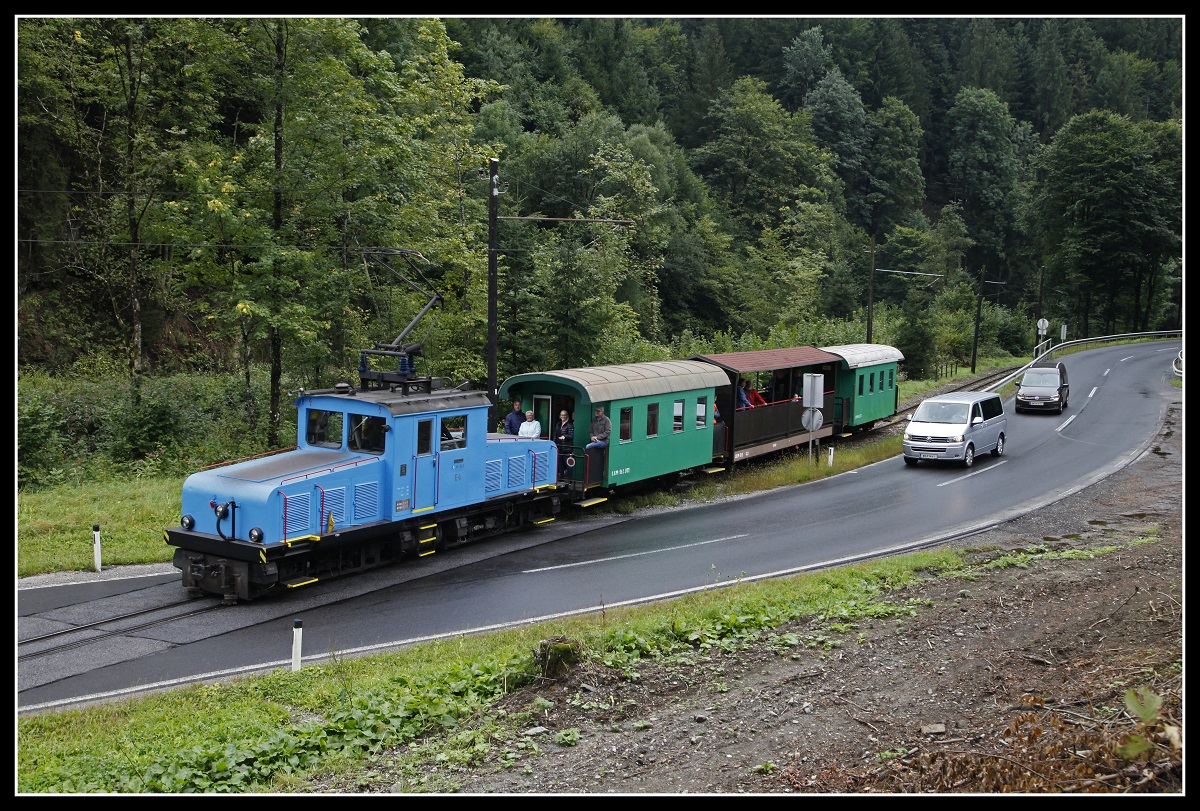 Am 7.09.2019 fanden die Saisonabschlussfahrten auf der Breitenauerbahn statt. Die E4 pendelte an diesem Tag im Zweistundentakt zwischen Mixnitz und der Breitenau. Hier zu sehen im Roßgraben bei der Eisenbahnkreuzung mit der Landesstraße L104.