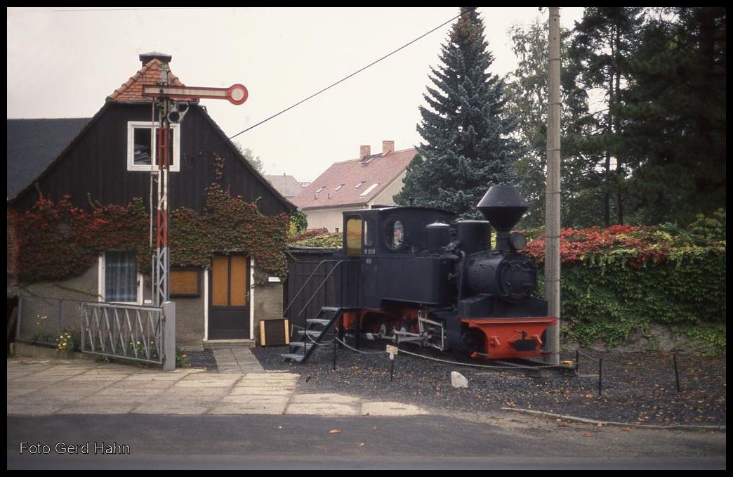 Am 7.10.1992 entdeckte ich bei der Durchfahrt in Oberoderwitz in Sachsen diese ehemalige Heeresfeldbahn Schmalspur Dampflok. Sie stand als 993312 als Denkmal an der Hauptstraße gegenüber der Kirche. - Wenige Jahre später wurde sie wieder vom Sockel geholt und fährt heute reaktiviert bei der Muskauer Waldbahn.
