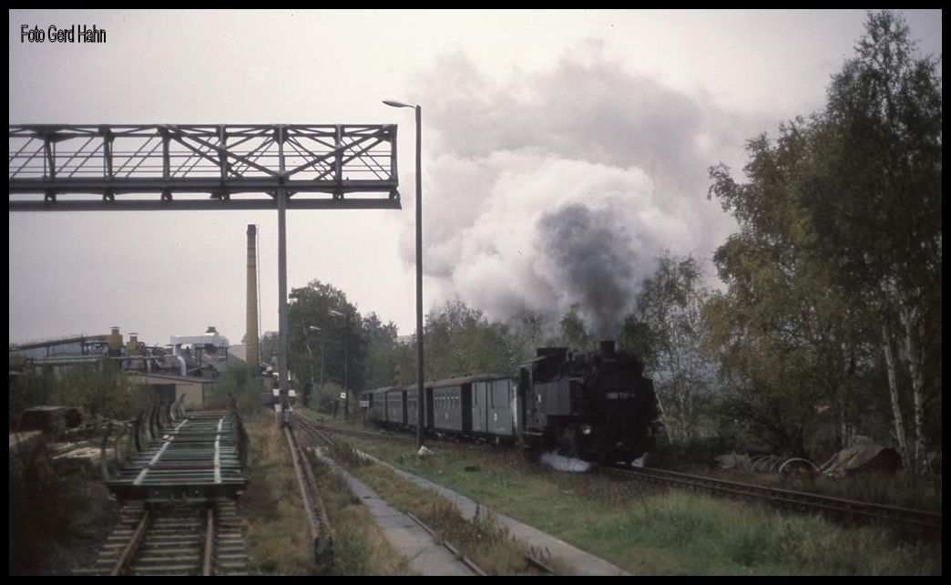 Am 7.10.1992 kam morgens um 7.50 Uhr mächtig arbeitend die 99730 mit dem Personenzug 8022 nach Jonsdorf durch Olbersdorf.