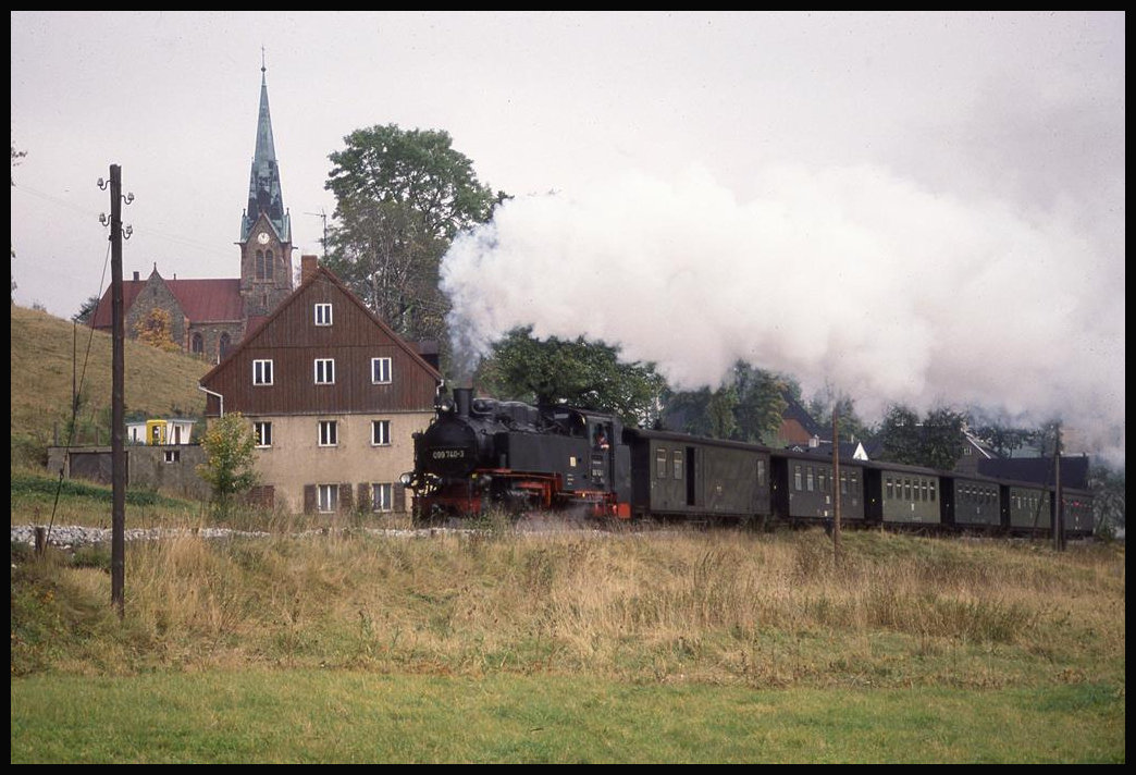 Am 7.10.1992 wählte ich mal wieder die Einfahrt in Hammerunterwiesenthal mit der typischen Kirche im Hintergrund als Motiv für die Ankunft der 99740 mit Ihrem Personenzug nach Oberwiesenthal.