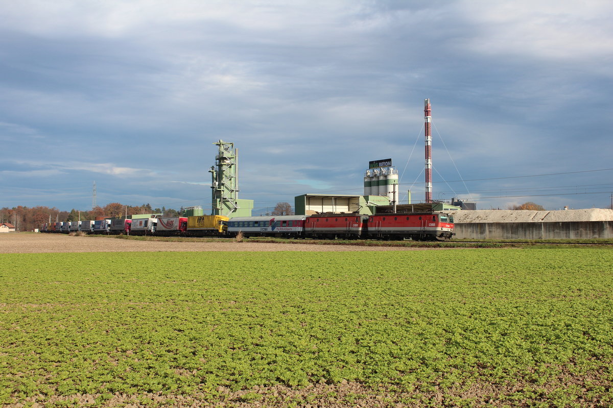 Am 7.11.2015 unterstützt die 1144 044 die 1144 073 mit der RoLa41403 von Wels Terminal nach Spielfeld-Straß hier bei Neudorf bei Wildon in der ersten Morgensonne.
