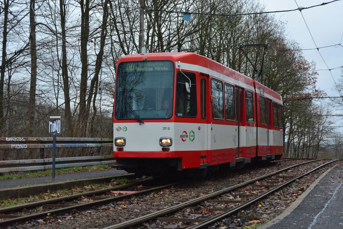 Am 7.12.19 fuhr auch der M6S Tw311 auf der Linie 310. Er ist der letzte Triebwagen in der alten Stadtbahn Lackierung. Hier wartet er die Kreuzung am Honnengraben ab. Zum Fahrplanwechsel und der Stilllegung zwischen Papenholz und Bochum Unterstraße wurden restlichen 1976 und 1977 gebauten M6S Triebwagen abgestellt. Nun verkehren hier neue Vario Triebwagen des Types 6xNfGlTwZR. Zwischen Crengeldanz und Witten Heven besteht nun Inselverkehr. Der Abschnitt Crengeldanz bis Unterstraße bleibt vorerst Betriebsstrecke. 

Witten 07.12.2019