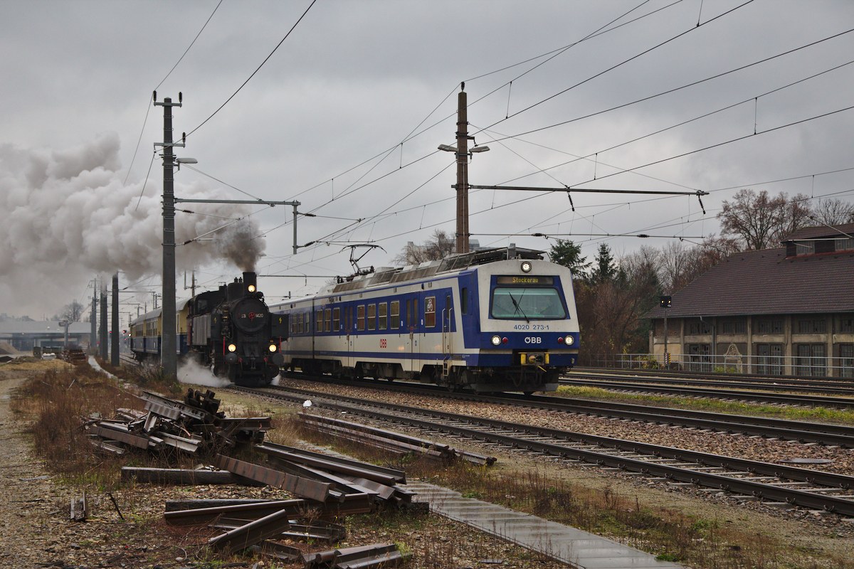 Am 7.12.2014 war wieder ein Nikolozug auf der Landesbahn unterwegs. Zu sehen ist hier eine Parallelausfahrt der 93.1420 mit dem 4020 273-1 aus dem Bahnhof Korneuburg. (07.12.2014)