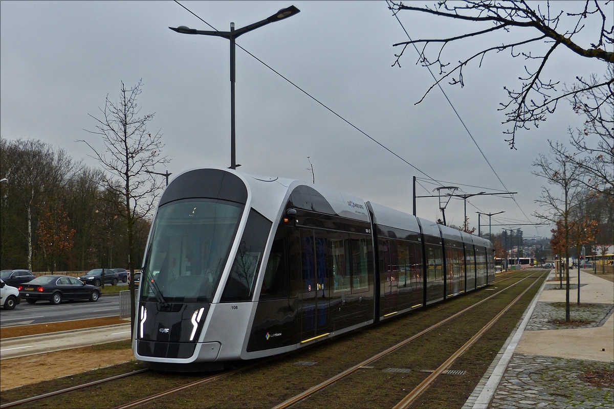 Am 7.12.2017 noch im Probebetrieb, wird es ab dem 10.12.2017 um 13 Uhr Ernst, dann nehmen die Trams in Luxemburg ihren Regelbetrieb auf. 

Im Bild ein CAF Urbos von LUXTRAM S.A. vor der vorlufigen Endhaltestelle Rout Brck - Pafendall. (Hans)