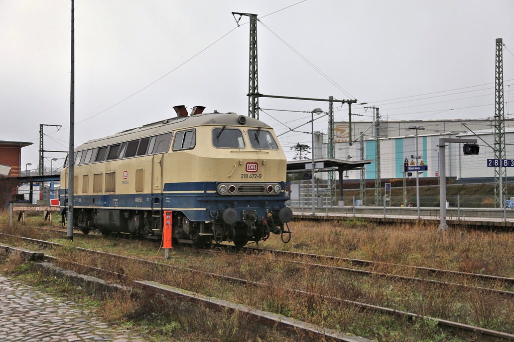 Am 7.12.2024 stand die DB 218472-9 um 9.30 Uhr auf einem Abstellgleis im Bahnhof Waren an der Müritz.
