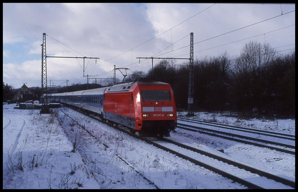 Am 7.2.1999 konnte man in Westerkappeln Velpe noch an der ehemaligen Ladestraße die Züge, wir hier den Interregio aus Bad Bentheim mit 101117, fotografieren. Inzwischen ist dort alles zugewachsen.