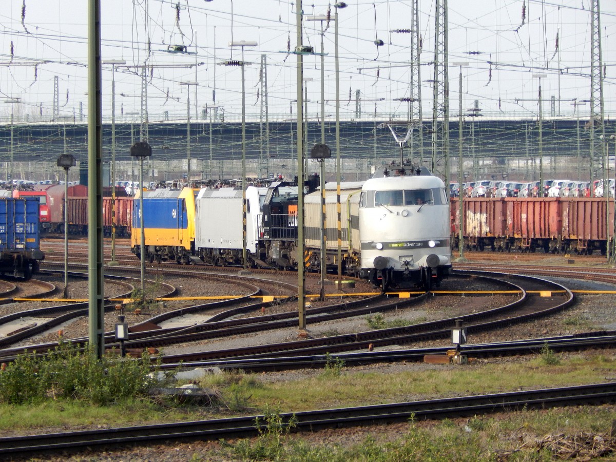 Am 7.4 habe ich durch Zufall 103 222 von RailAdventure in Neuss angetroffen. Sie war dort mit einer Überführung von Emmerich zum Prüfcenter Wegberg unterwegs. Am Schluss hängt die E 186 018 in NS Lackierung für den niederländischen Personenverkehr.

Neuss 07.04.2015