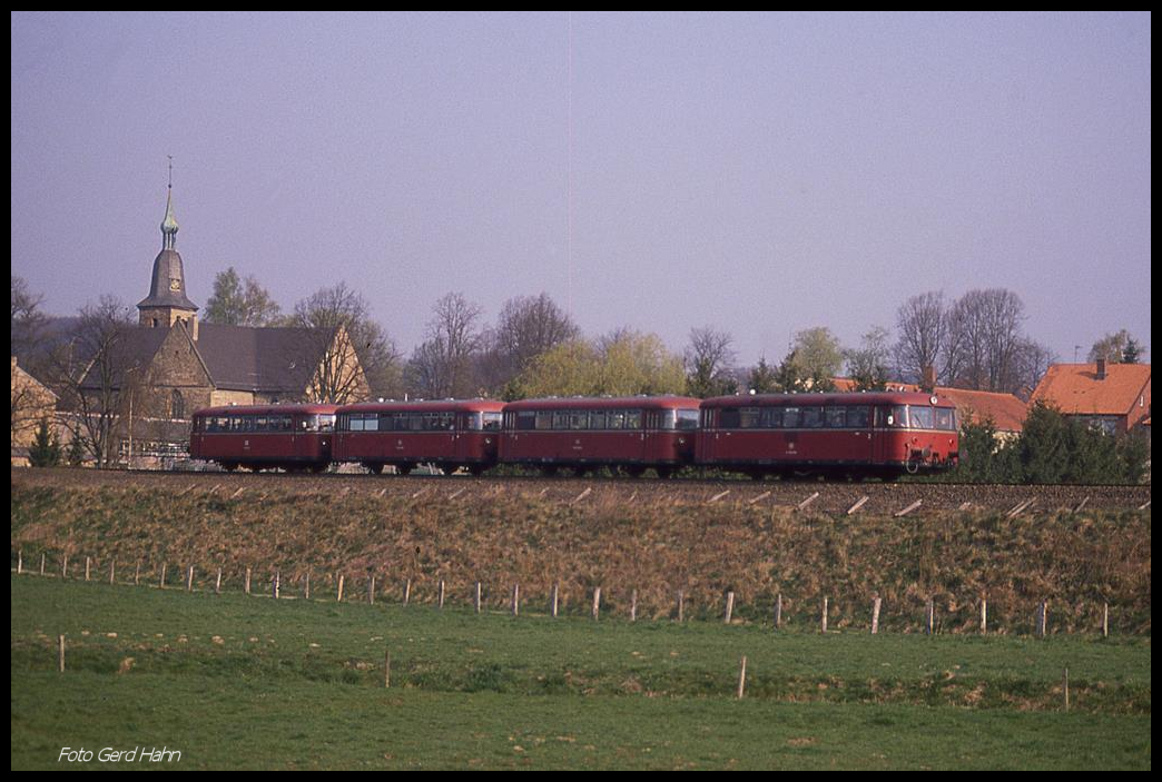 Am 7.4.1990 befuhr eine vierteilige Schienenbus Garnitur mit Motorwagen 796901 voraus der Eisenbahnfreunde Seelze den Haller Willem. Um 10.03 Uhr kam er auf dem Weg nach Osnabrück hier durch Kloster Oesede.