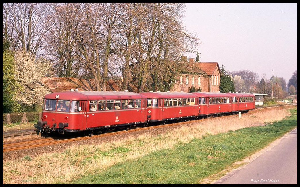 Am 7.4.1990 befuhr eine vierteilige Schienenbus Einheit der Seelzer Eisenbahnfreunde den Haller Willem nach Osnabrück. Hier ist der Zug im Haltepunkt Osnabrück - Sutthausen zu sehen. Als vorderer Motorwagen lief 796901.