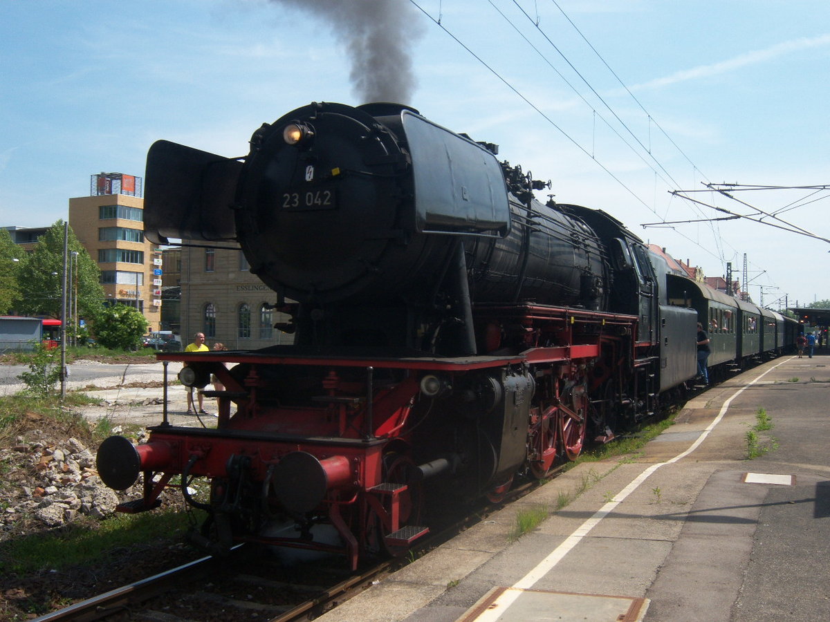 Am 7.5.2011 konnte ich die 23 042 anlässig 100 Jahre Lok 11 der Gesellschaft zur Erhaltung von Schienenfahrzeugen Stuttgart e.V. (GES e.V.) in Esslingen am Neckar mir ihrem Pendelzug nach Kornwestheim ablichten.