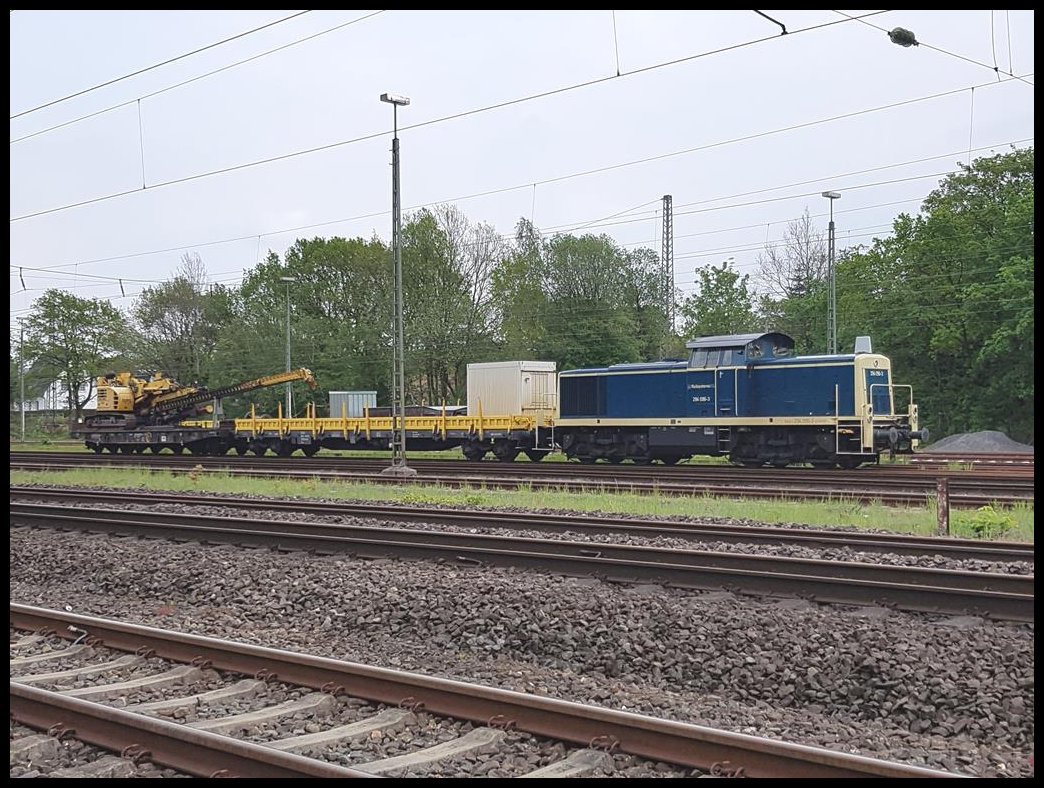 Am 7.5.2019 machte die 294096-3 von Railsystems um 18.06 Uhr mit einem Bauzug Pause im Bahnhof Hasbergen. Im Zug wurde ein spezieller Raupenbagger mitgeführt.