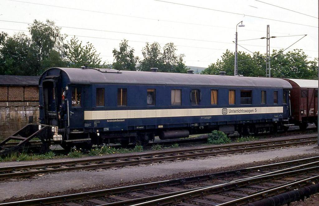 Am 7.6.1991 stand der DB Unterrichtswagen Nr. 5 (608099-6991-9) im Bahnhof Bebra.
