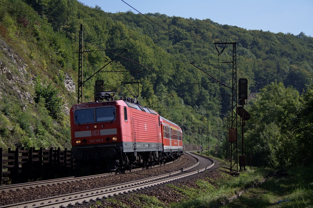 Am 7.9.12 zog 143 140 eine n-Wagen Garnitur über die KBS750. 
Wie man am ersten Wagen hinter der Lok erkennen kann, bestand auch zu diesem Zeitpunkt ein reger Wagenmangel. So konnte in dieser Garnitur einer von vielen Mietwagen aus anderen Bundesländern in Empfang genommen werden. 
Dieser Wagen war einer der wenigen Wagen, welcher noch das fast Originale Innendesign behalten hat, in dem u.a. die erste Klasse Abteile noch nicht Modernisiert wurden. 
Bekannt unter dem Namen  Design Hannover Blau .  
Aufgenommen bei Geislingen an der Steige. 