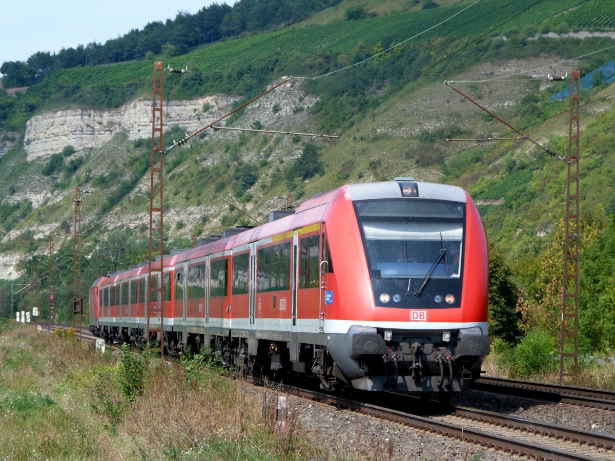 Am 7.9.13 durchfährt dieser RE in Form einer PUMA Gernitur das Maintal und erreicht demnächst seinen Endbahnhof Würzburg Hbf.
Festgehalten bei Thüngersheim.