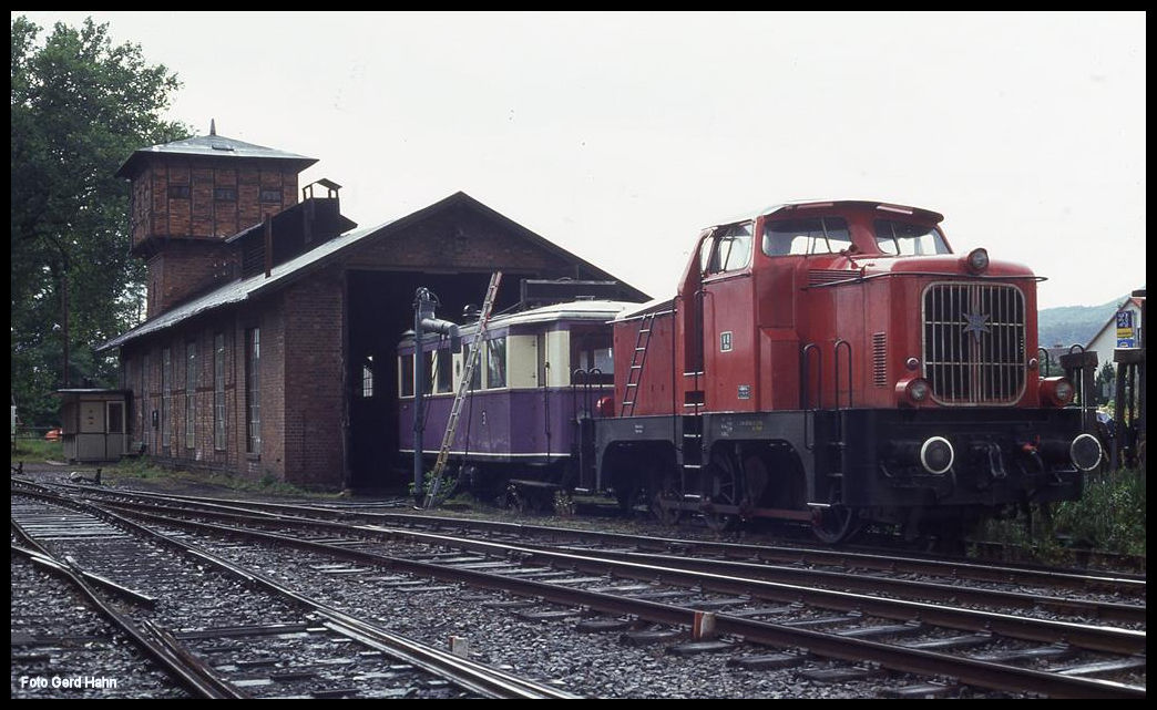 Am 7.9.1991 standen die Fahrzeuge der Dampf Eisenbahn Weserbergland noch alle in Rinteln. 
Vor dem historischen Lokschuppen ist hier u. a. die Henschel Lok Nr. 28637 ex Nienburger Kreisbahn zu sehen.