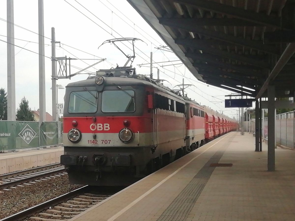 Am 7.August fuhr 1142 707 mit einem
Autozug der Gattung HCCRRS durch
Graz Don Bosco durch. 