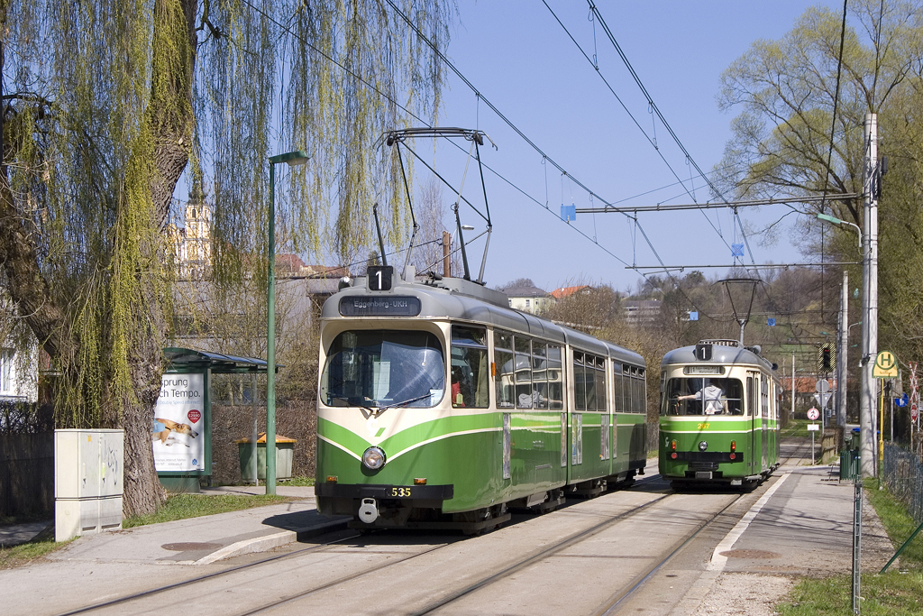 Am 8. April 2010 treffen sich TW 535 sowie TW 267 in Teichhof. 