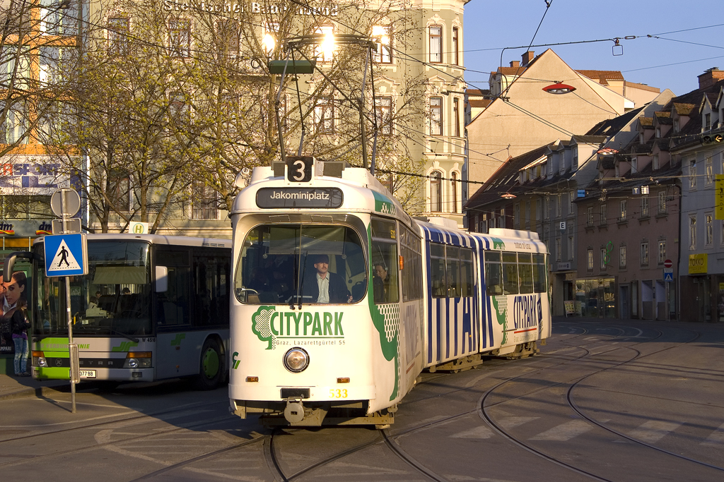 Am 8. April 2010 trifft TW 533 von der Krenngasse kommend am Jakominiplatz ein, anschließend wird der Wagen die Fahrt in Richtung Remise Steyrergasse fortsetzen. 