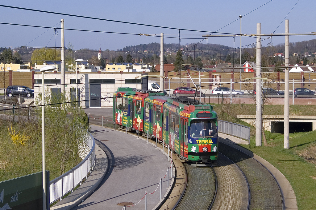 Am 8. April 2010 ist TW 502 als Linie 4 nahe der Haltestelle P+R Murpark unterwegs.