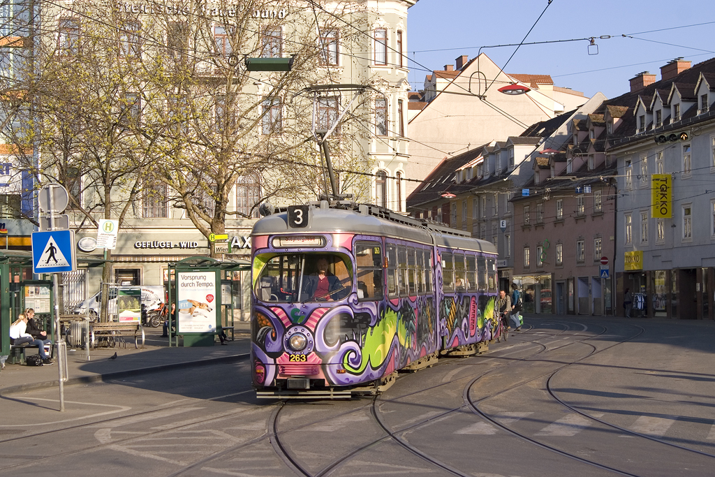 Am 8. April 2010 ist TW 263 als Remiseneinzieher der Linie 3 am Jakominiplatz unterwegs.