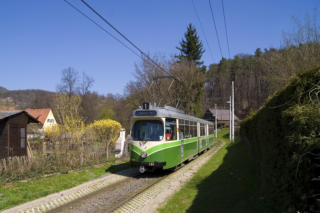 Am 8. April 2010 war TW 535, der stets durch sein weißes GVB - Logo an der Front von den meisten anderen Triebwagen zu unterscheiden war, auf der Linie 1 unterwegs. Hier begegnete mir der Wagen bei flotter Fahrt zwischen den Ausweichen St. Johann und Kroisbach.