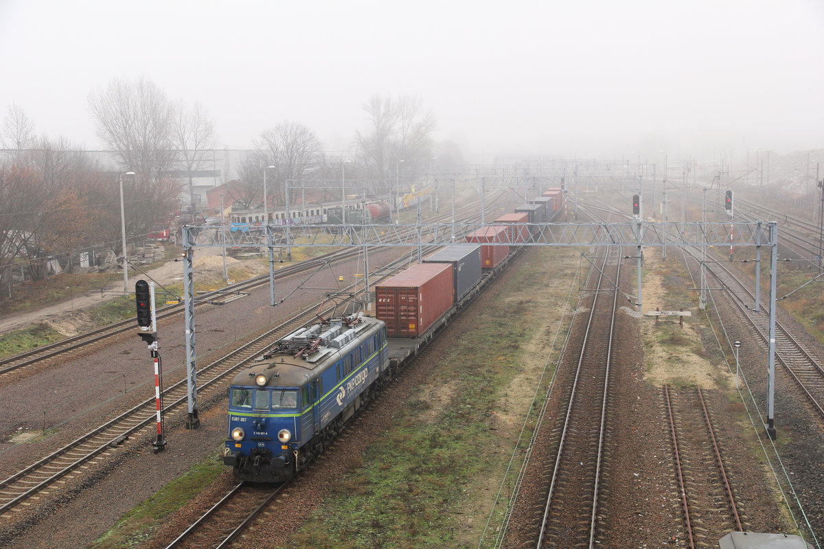 Am 8. Dezember 2015 konnte ich von einem Fußgängersteig EU07-367 fotografieren,
die zu diesem Zeitpunkt den Güterbahnhof Warszawa-Praga durchfuhr.