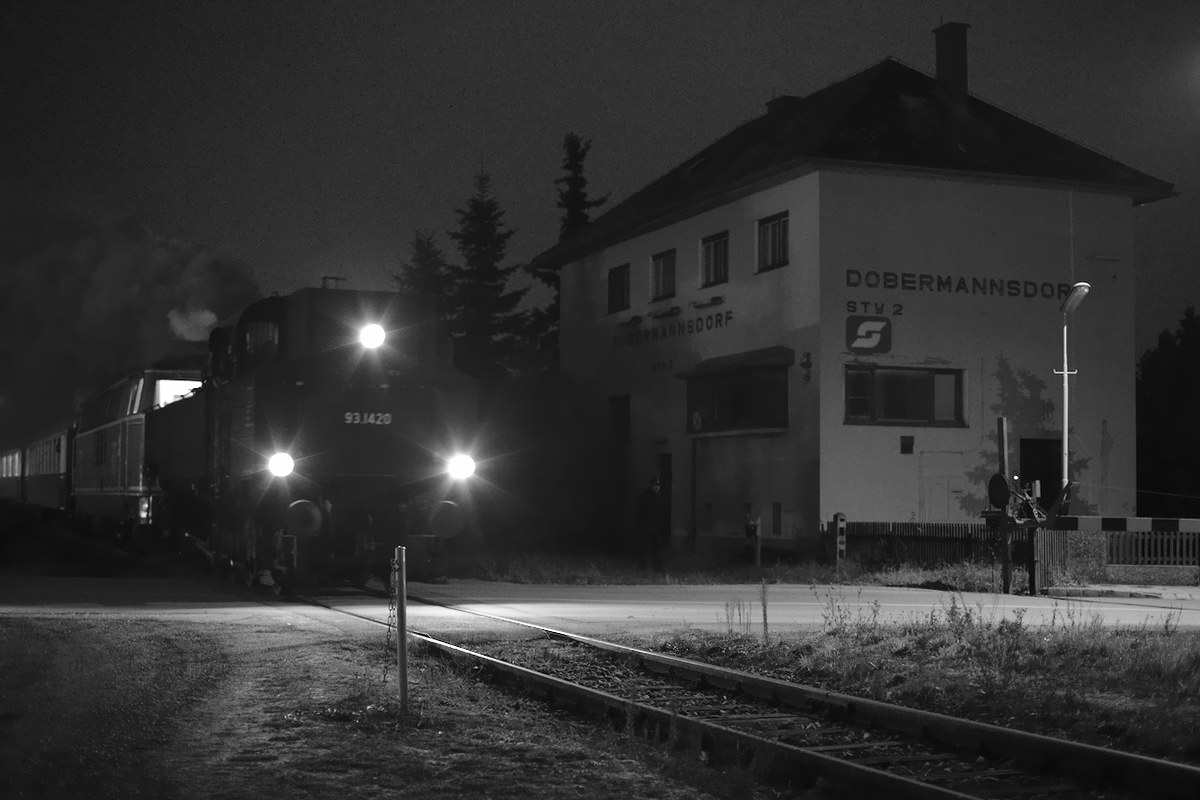 Am 8. Dezember fuhr der letzte Personenzug auf der Strecke Mistelbach Hohenau. Diese Aufnahme entstand auf der Rückfahrt vor dem markanten Stellwerksgebäude des einst wichtigen Bahnhof von Dobermannsdorf. Zuglok waren die 93.1420 und die 2143.070. (08.12.2015)