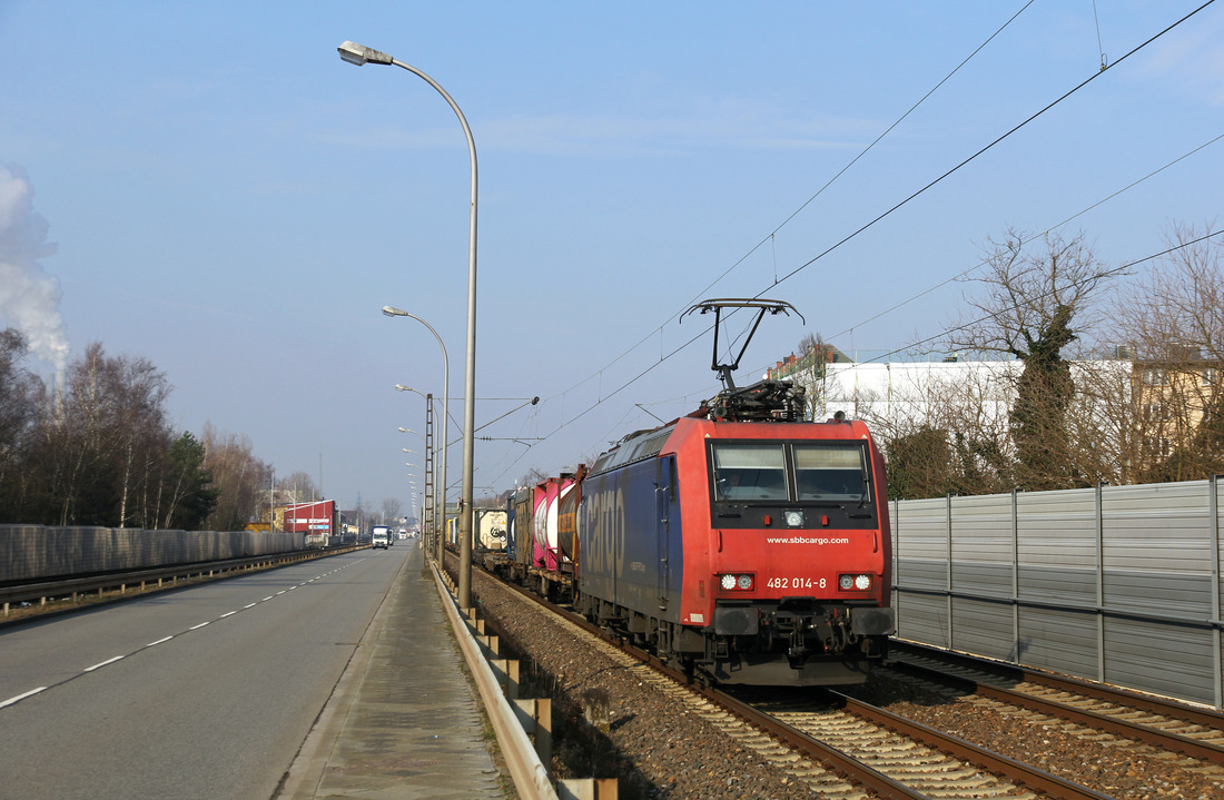 Am 8. Februar 2018 entstand dieses Foto von 482 014 zwischen den Bahnhöfen Mannheim-Neckarau und Mannheim-Rheinau.