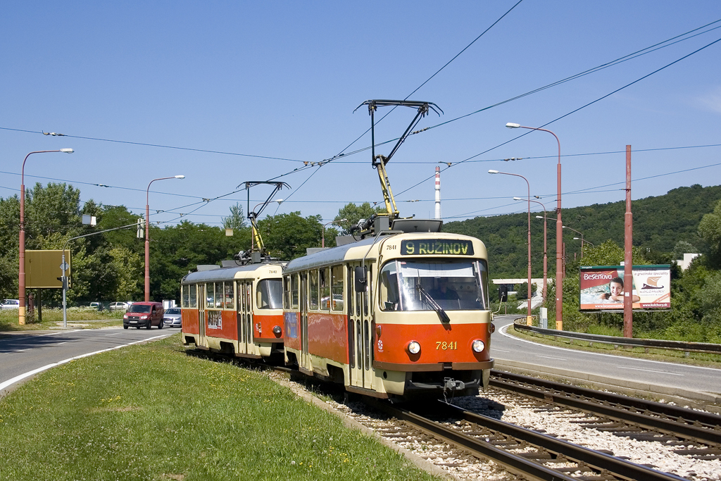Am 8. Juli 2010 ist T3G 7841 + 7842 auf der Linie 9 in Richtung Ružinov, Astronomická unterwegs und hat soeben die Endstation Karlova Ves verlassen. 