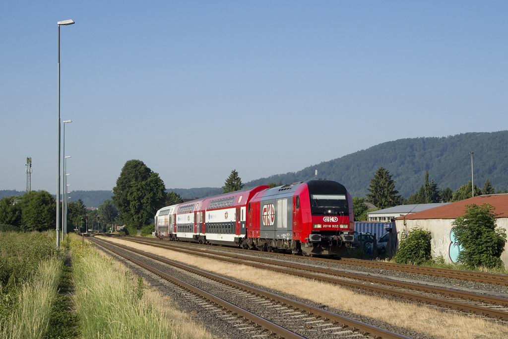 Am 8. Juli 2021 ist 2016 922 mit SB 8554 (Wies-Eibiswald - Graz Hbf) zwischen Graz Wetzelsdorf und Graz Köflacherbahnhof unterwegs. 