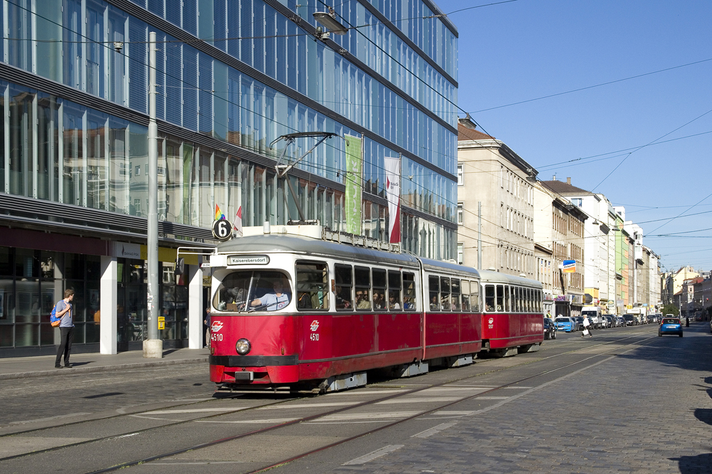 Am 8. Juni 2017 ist E1 4510 gemeinsam mit c3 1207 in der Quellenstraße in Richtung Kaiserebersdorf unterwegs und wird in Kürze die Haltestelle Absberggasse erreichen. 