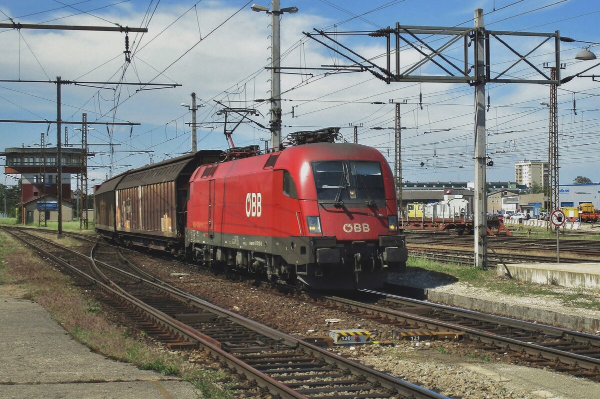 Am 8 Mai 2018 durchfahrt 1116 110 Wels Hbf.