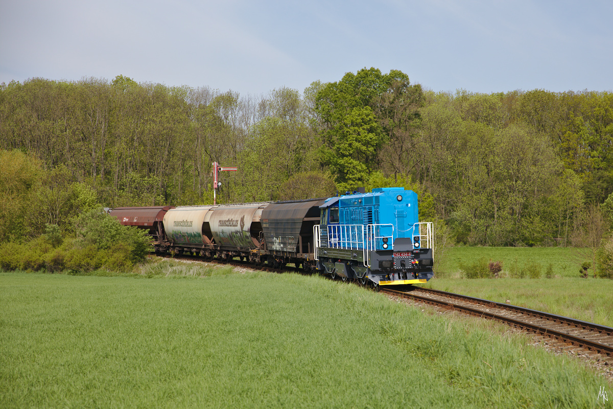 Am 8. Mai 2019 ist die 742 434 mit einem Güterzug in der Nähe von Svídnice unterwegs. Im Hintergrund ein Alt-Österreichisches Formsignal.
