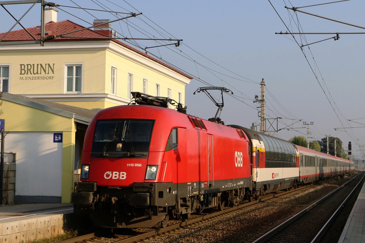 Am 8. September 2016 brachte 1116 050 die Ersatzgarnitur des EC 151 von Wien Hbf nach Bruck an der Mur. Verwendet wird der Wagensatz des EC 164 der derzeit nur zwischen Leoben Hbf und Zürich HB verkehrt, da die Bahnstrecke Bruck an der Mur - Graz Hbf aufgrund des Tausches der Kugelsteinbrücke gesperrt ist. Die Aufnahme entstand in der Haltestelle Brunn-Maria Enzersdorf. 