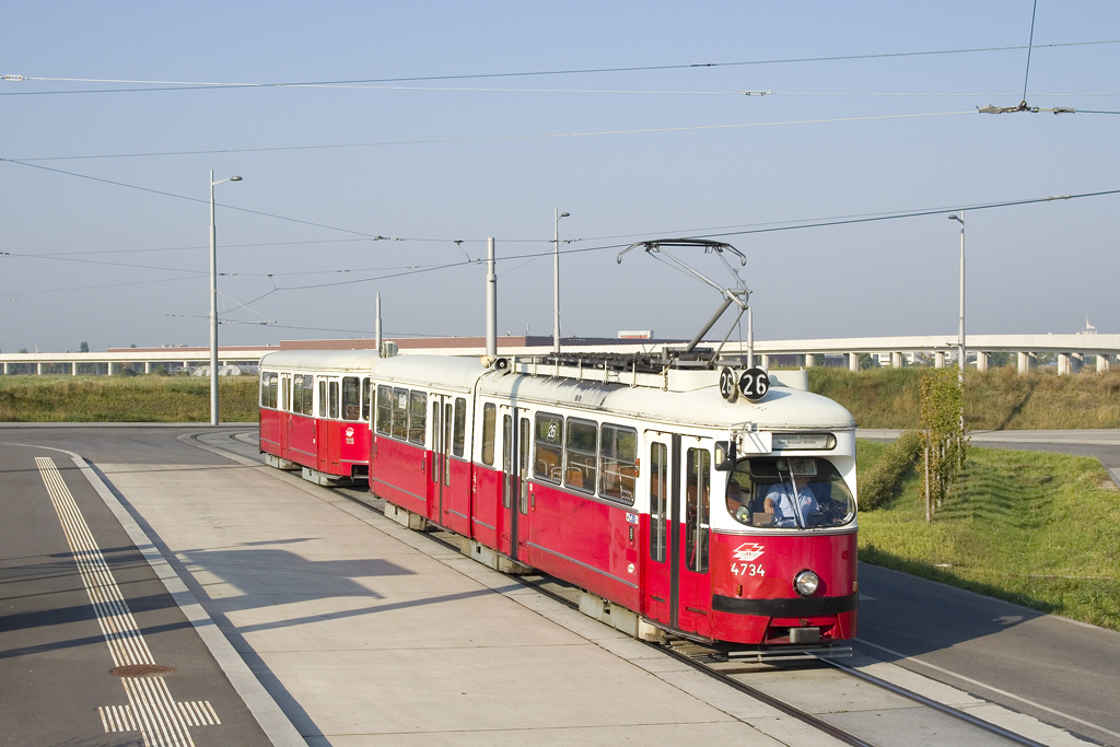 Am 8. September 2016 ist E1 4734 mit c4 1335 als einziehender Kurs der Linie 26 in Richtung Floridsdorfer Markt unterwegs und durchfährt soeben die Schleife der Endstation Hausfeldstraße. Der Triebwagen wurde im Jahr 2017, der Beiwagen 2020 ausgemustert. 