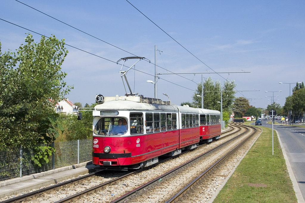Am 8. September 2016 ist E1 4800 mit c4 Beiwagen 1304 als Linie 30 von Stammersdorf nach Floridsdorf unterwegs und wird in Kürze die Haltestelle Van Swieten Kaserne erreichen. 