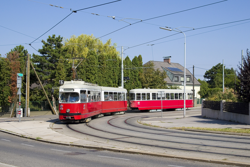 Am 8. September 2016 ist Triebwagen 4513 gemeinsam mit Beiwagen 1234 als Linie 6 im Herzen des 11. Wiener Gemeindebezirkes unterwegs und wird in Kürze die Haltestelle Pantucekgasse/Widholzgasse erreichen. 