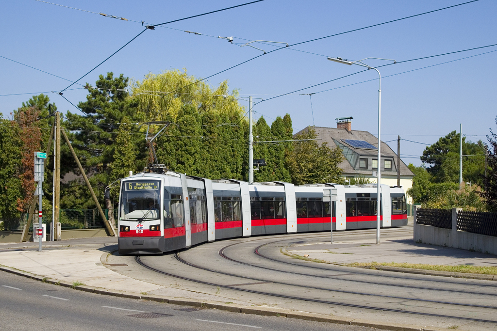 Am 8. September 2016 ist TW 640 als Linie 6 in Richtung Burggasse, Stadthalle unterwegs und konnte hier nahe der Haltestelle Pantucekgasse, Widholzgasse festgehalten werden. 