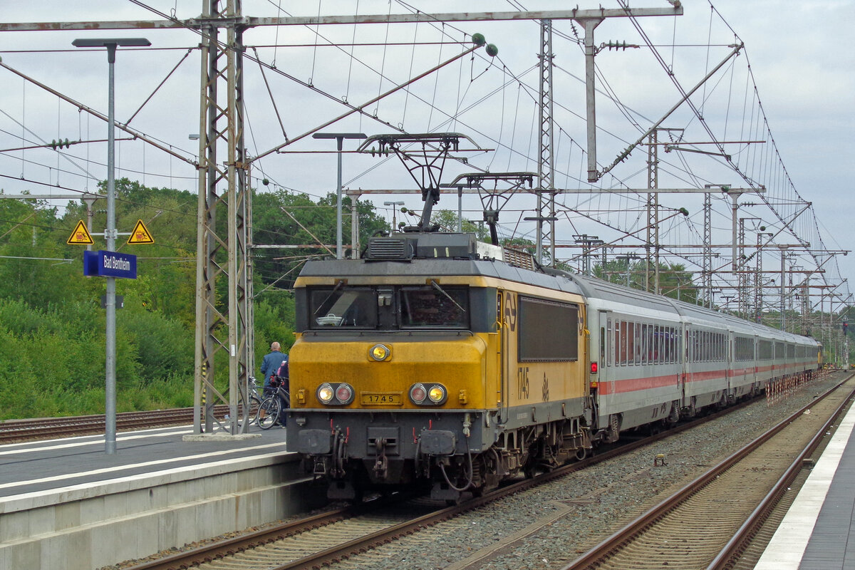Am 8 September 2022 steht NS 1745 vor der IC-Berlijn in Bad Bentheim. Ab Dezember 2023 werden diese Loks ersetzt durch modernere Vectronen, wobei die Lokwechselhalt in Bad Bentheim entfallen kann. 