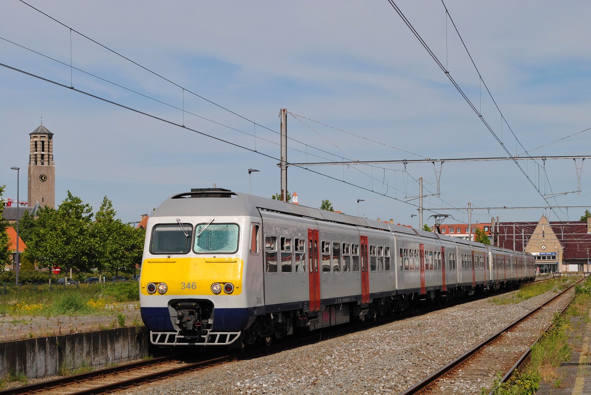 AM 80 346 + 347 als Zug nach Brüssel - Airport bei der Ausfahrt aus Knokke. (16.06.2022)