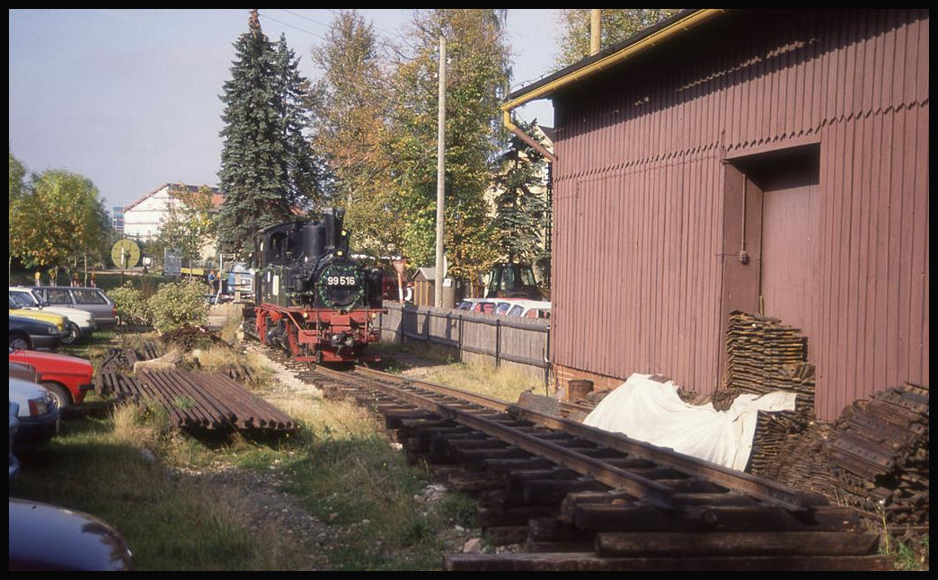 Am 8.10.1992 ist alles für den Abtransport der 99516 aus Rothenkirchen vorbereitet. Man hat extra Gleise als Rampe verlegt, um die Lok auf einen Tieflader ziehen zu können.