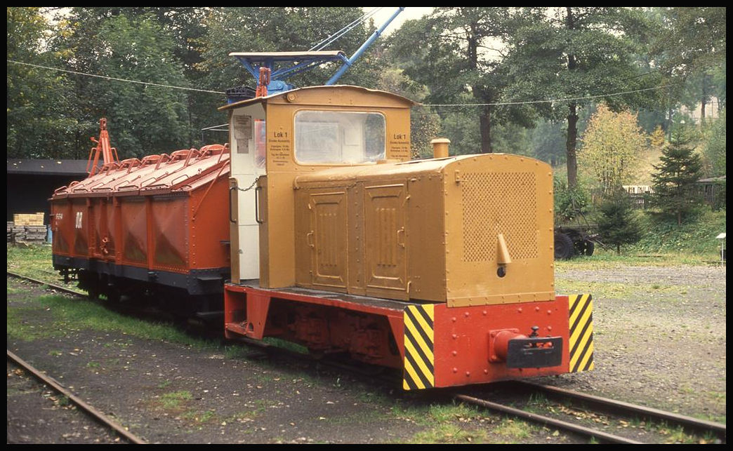 Am 8.10.1992 besuchte ich das Eisenbahn Museum in Oberrittersgrün. Ausgestellt war auch diese Feldbahnlok: Jung Nr. 6304 ex Lok 1 Kemmlitz Sivovka
