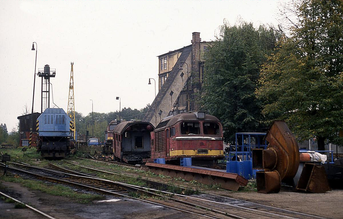 Am 8.10.1992 war man im Depot Sokolov mit dem Zerlegen einiger Sergejs beschäftigt. Ein Schienenkran wurde dabei eingesetzt. Hier sieht gerade 781432 dem Ende entgegen.