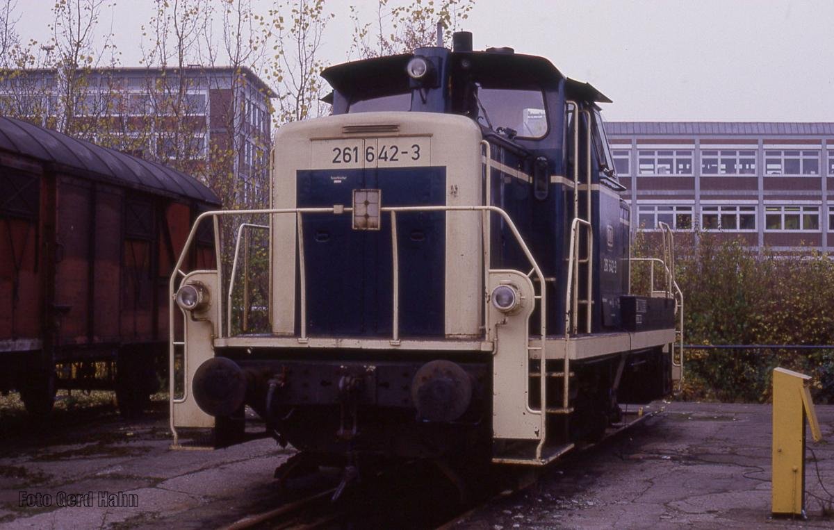Am 8.11.1987 stand  Dreibein  261642 im BW Bremen Hauptbahnhof.