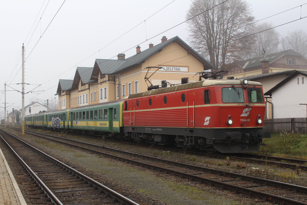 Am 8.11.2020 ging die Reise der vier ehemaligen ÖBB Wagen von Graz über Selzthal und Bischofshofen nach Wolfurt in Vorarlberg.
Sehr zur Freude der vielen Fotografen wurde der SLP97088 mit der blutorangen 1144.40 bespannt. Fast wie ein Regionalzug vor 20 Jahren präsentiert sich die Garnitur im Bahnhof Selzthal nach dem stürzen des Zuges.