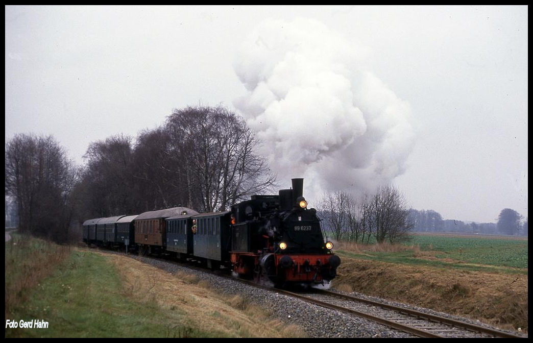 Am 8.12.1991 verkehrte ein sogenannter Nikolauszug zwischen Ankum und Bersenbrück. Hier ist 896237 gerade auf dem Weg nach Bersenbrück. Der Zug gehört der Museumseisenbahn Minden und war damals in Preußisch Oldendorf stationiert.