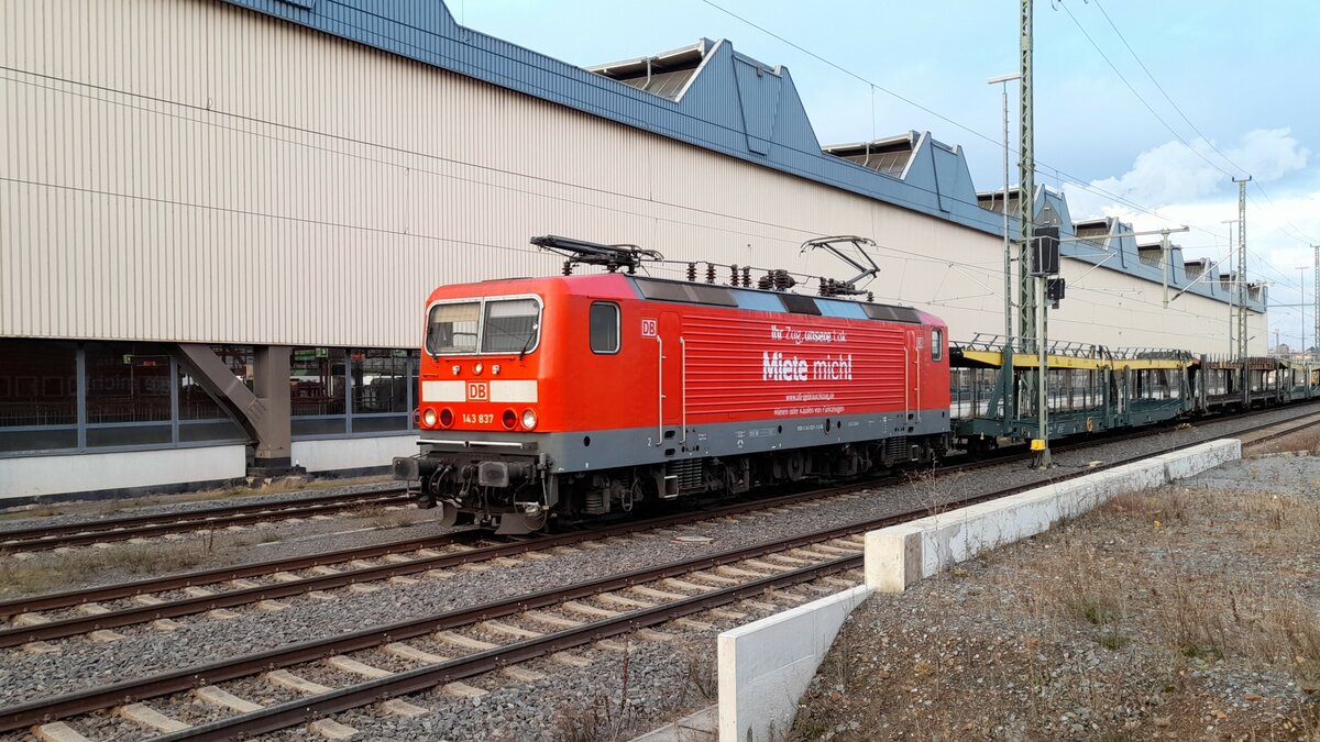 Am 8.12.22 ist 143 837 von DB Gebrauchtzug auf den Gleisen neben dem Chemnitzer Hbf bei der Abfahrt Richtung Zwickau.