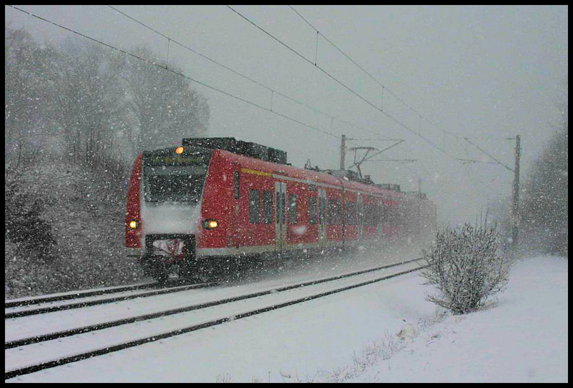 Am 8.2.2007 gab es nachmittags kurzzeitig einen heftigen Wintereinbruch. Dichtes Schneetreiben setzte ein. Bei diesem Wetter hielt ich den ET 425 der DB bei seiner Fahrt nach Rheine bei Westerkappeln Velpe im Bild fest.